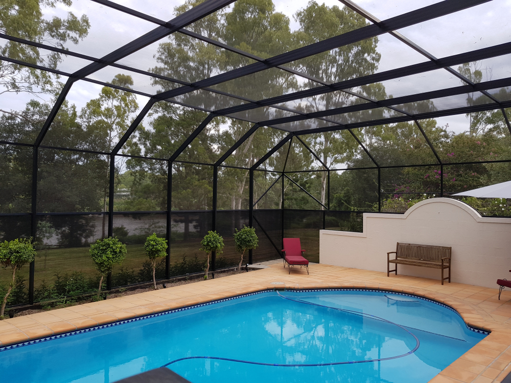 Terrasse et véranda donnant sur la piscine